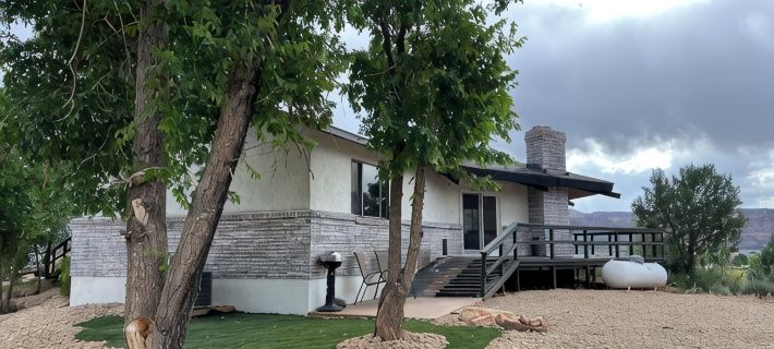 2 Acre  Retreat, Sauna, Fire Pit, Decks, Views, 35 Min to Zion, 45 GC, 45-Bryce Hotels in Kanab