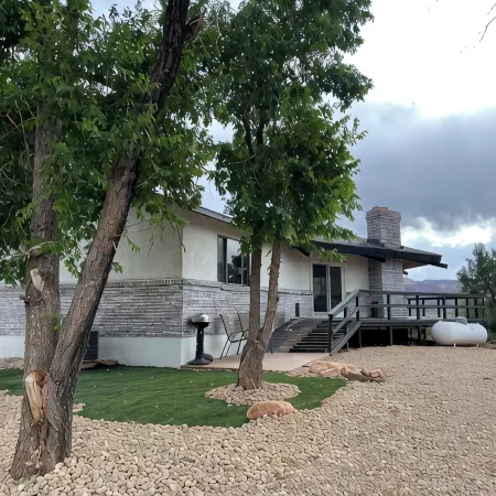 2 Acre  Retreat, Sauna, Fire Pit, Decks, Views, 35 Min to Zion, 45 GC, 45-Bryce