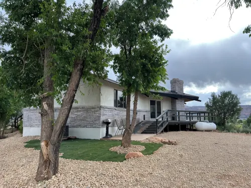 2 Acre  Retreat, Sauna, Fire Pit, Decks, Views, 35 Min to Zion, 45 GC, 45-Bryce