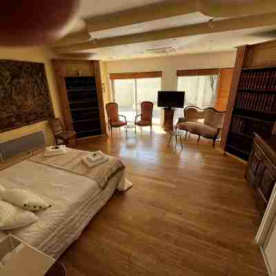 In the heart of Les Lices Historic center - air-conditioned - private parking on site Rooms