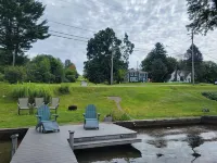 5 Minutes to Peek n Peak, on Site Private Hot Tub, Large Private Yard Hotele w: Mina