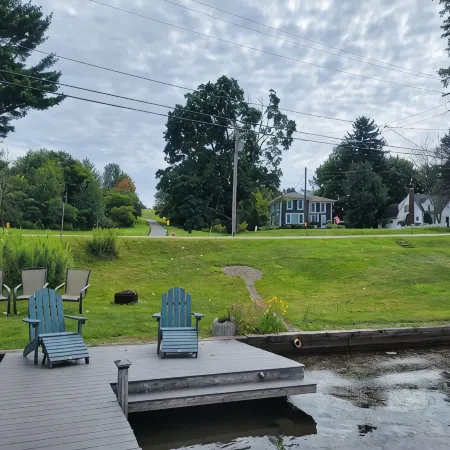 5 Minutes to Peek n Peak, on Site Private Hot Tub, Large Private Yard