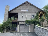 Secluded mountain top luxury getaway in the Nantahala National Forest! - 4성급