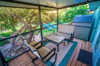 Luxury Palm Tree Two / 3 King Beds, Put Put Golf, Heated Pool, 7 Person Hot Tub