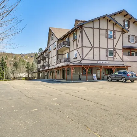 Base Village Condo w/ Views! Steps to Lifts, Dining & Creek 비치 마운틴 호텔