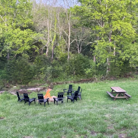 Barn by The Creek- Barn turned bnb in Eminence; sleeps 10 Hoteles en Condado de Shannon