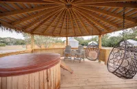 Cockatoo Yurt/Cold A/C! Hot Tub/Grill/Close to Town/River Yurt Village - 샬레 호텔