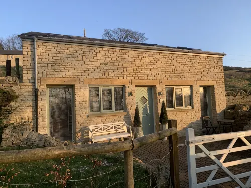 Cotswold Detached Hillside Cottage packed with Quirky Character - Homestays