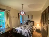 Scenic 4-bedroom Farm House, Tree Farm & Arboretum with trails in Sugar Grove - 3-Star