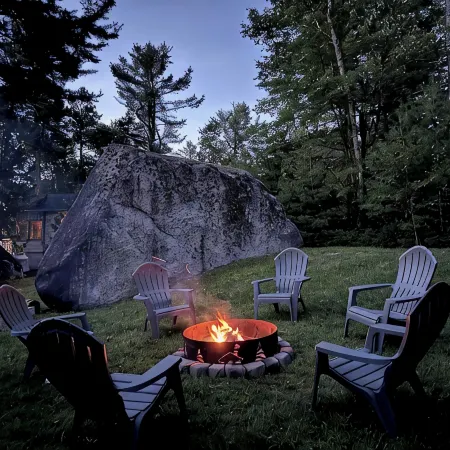 Cozy Log Home across from Phillips Lake-Four Season Fun