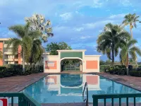 Spacious 3 bedrooms penthouse, near Combate Beach: Pools, Fun & Amazing Sunsets Hotéis em Pole Ojea