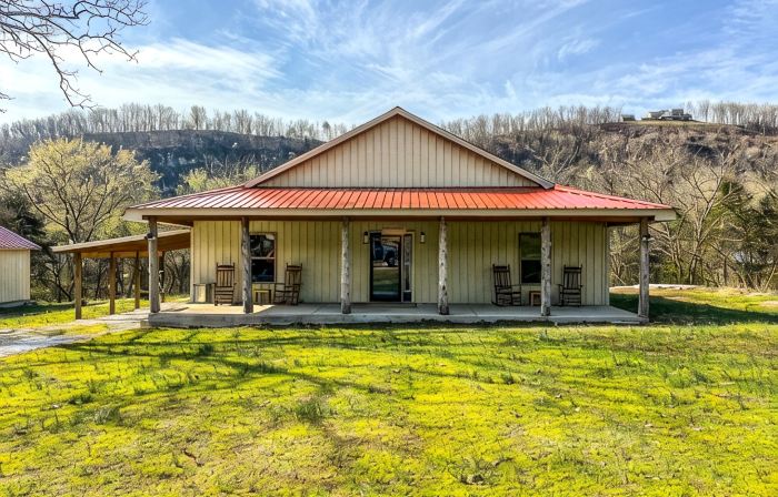 New Cabin just minutes from Sylamore Creek and close to town!