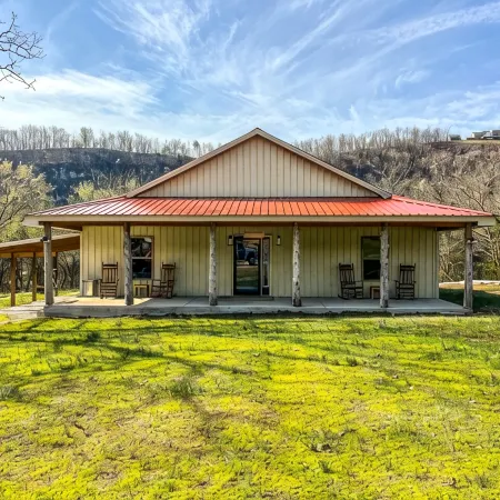 New Cabin just minutes from Sylamore Creek and close to town!