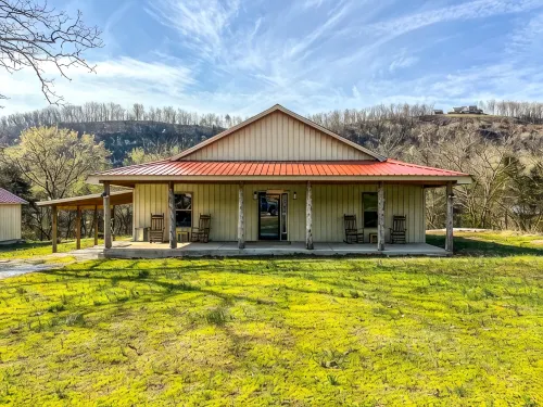 New Cabin just minutes from Sylamore Creek and close to town!