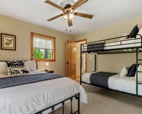 Moonshine Mtn Lodge ~ Stunning Mtn Views+Hot Tub+Gas Fire Table ~ Grill & WiFi! Hotels in Yancey County