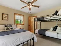 Moonshine Mtn Lodge ~ Stunning Mtn Views+Hot Tub+Gas Fire Table ~ Grill & WiFi! - 2-Star