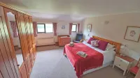 Delightful country cottage. Stunning views.  A few minutes walk to Seatown beach - 4 stjerner