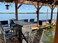 Lake Front Cottage, Private Boat Ramp & Dock, Kayaks, Arcade Games, Ping Pong