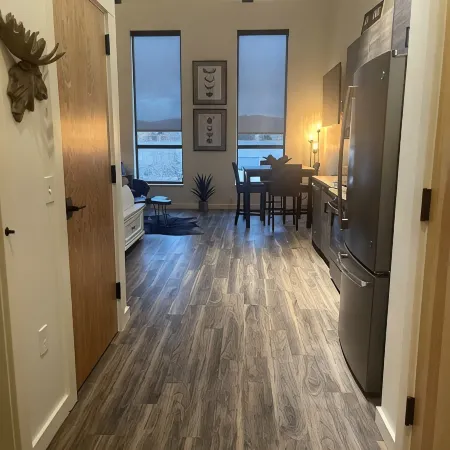 Luxury Studio Condo, 1 King bed, Amazing Location!!