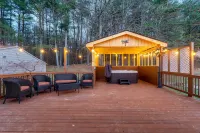 Amenity-Rich Fun Cabin~HotTub*GameRm*20-min to Ski - Chalets