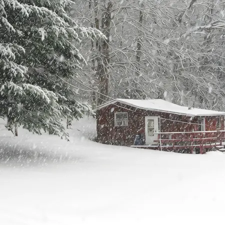 Ohio Cabin near Amish Country Pro Football HOF Hiking trails Near lake Fire Pit.