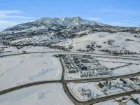 Snowbasin現代享有壯麗山景的滑雪度假屋，適合家庭 - 民宿