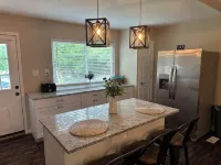 Cozy 4-bedroom house in enjoyable Lexington with WiFi, AC. Centrally located. - homestay