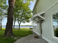 New & Modern, Lakeside Home - Wifi
