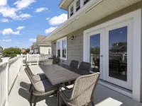 Top Rated!  Only 4 Houses to Beach! Oceanview Deck and 6 Beach Passes Included! ベルマのホテル
