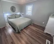 Salty Paws-Walk to beach/Fenced Yard/Pet Friendly
