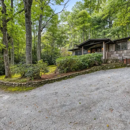 Highlands Cabin on Scenic Pond, 6 Min Drive to Main Street and Pet Friendly!
