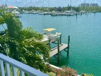 Luxury 2/2 Sleeps 6. Grand Bahama Condo w/ POOL, Boat Dock plus close to BEACH!
