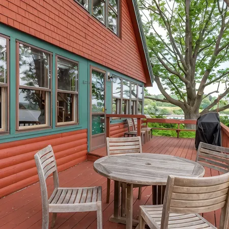 Bay-View. Waterfront Log cabin on the bay. Pet Friendly.