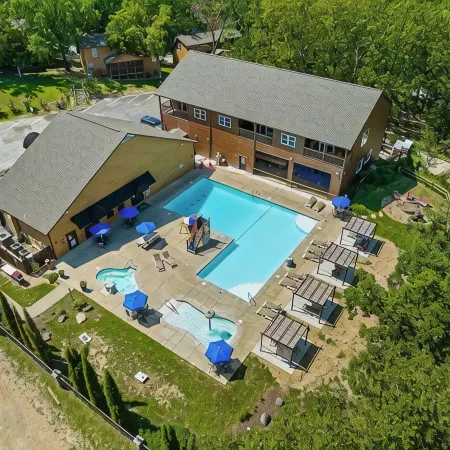 BRAND NEW: 3 Bed / 2 Bath Branson, Sleeps 8 + 2 Min to SDC
