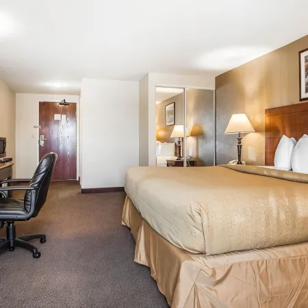 Quality Inn and Suites Middletown-Franklin