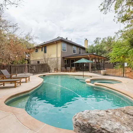 Pool-Hot Tub-Putting Green-Sauna-Arcade-Oasis