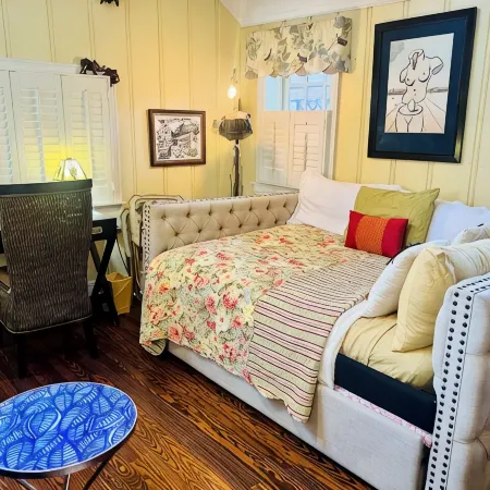 Secluded Cozy Cottage in Historic Downtown