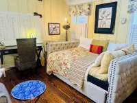 Secluded Cozy Cottage in Historic Downtown