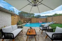 Lux Pool Oasis, Fifa Stay- 25 Mins to at&T, Sleeps 12, Hot Tub, Firepit - สระว่ายน้ำส่วนตัว