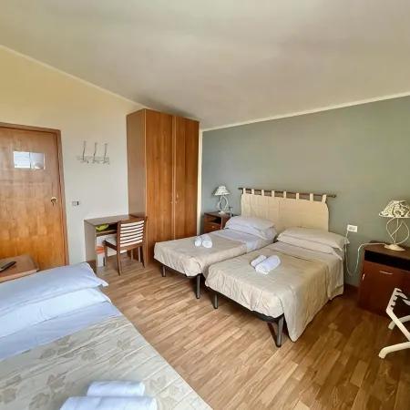 Hotel Ristorante la Sorgente Отели в г. Плезио