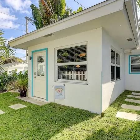 Luxury Retreat - Private Pool Cottage in Delray Beach – 45 Min to Hard Rock