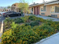 Desert Inn Motel - parking