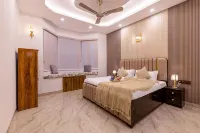 Elivaas Vedaaz 4 BHK Farmhouse With pool Hotels in 