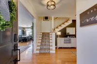 Stylish 3/2 Home • Boat Slip • Lake Access • Lake View! King Beds • Central Loc