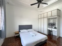 Kempas Family Suites 5BR Homestay by MWH