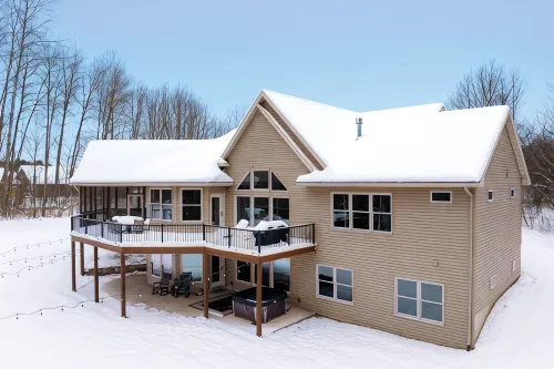 Riverfront Chalet on 5 acres~GameRoom~Spa~Gym~Firepit~Theater~2min to CrystalMtn