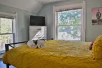 Family-Friendly Lakewood Home 4BR, Full Kitchen & Yard!