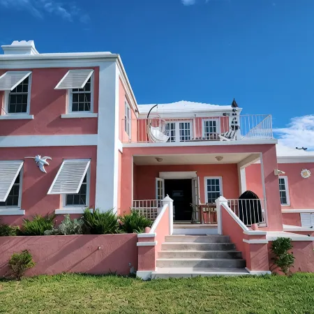 Oceanfront "Dock of the Bay" Retreat in Beautiful Bermuda Отели в г. Сэндис