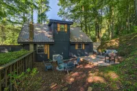 Renovated chalet just a walk down the hill to downtown Burnsville! Pet Friendly - Hytter