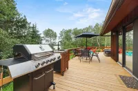 Cozy 3BR Lakefront Retreat Featuring Sauna, Hot Tub, Kayaks - 4-Star